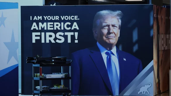 Trump strotzt nach dem Attentat auf ihn und vor dem Parteitag der Republikaner vor Stärke. - © Pat A. Robinson/ZUMA Press Wire/dpa