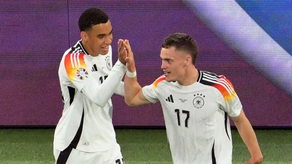 Das DFB-Team um Florian Wirtz (r) und Jamal Musiala feierte einen furiosen EM-Start. - &copy; Peter Kneffel/dpa