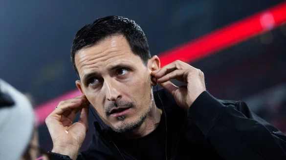 Frankfurts Trainer Dino Toppm&ouml;ller vor dem Spiel. - &copy; Rolf Vennenbernd/dpa