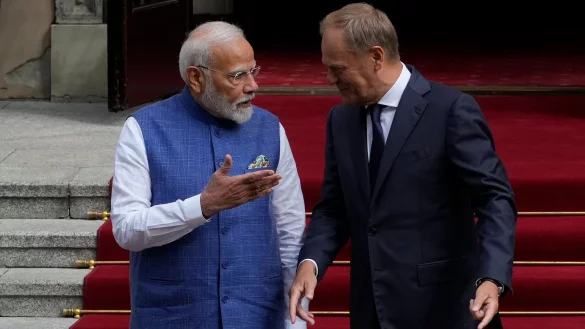 Der indische Ministerpr&auml;sident Narendra Modi im Gespr&auml;ch mit seinem polnischen Amtskollegen Donald Tusk (Foto Aktuell) - &copy; Czarek Sokolowski/AP/dpa