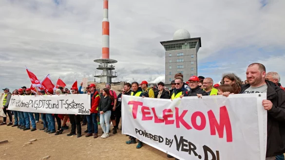 Besch&auml;ftigte der Telekom ziehen im Rahmen eines bundesweiten Warnstreiks der Telekom mit einem "Gipfeltreffen" auf den Brocken. - &copy; Matthias Bein/dpa