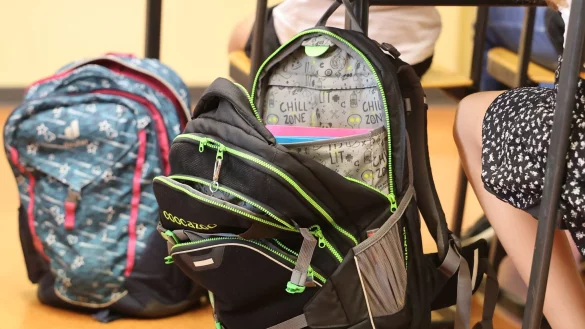 Neues Schuljahr: Schulranzen h&auml;ngen an einer Schulbank. - &copy; Bodo Schackow/dpa