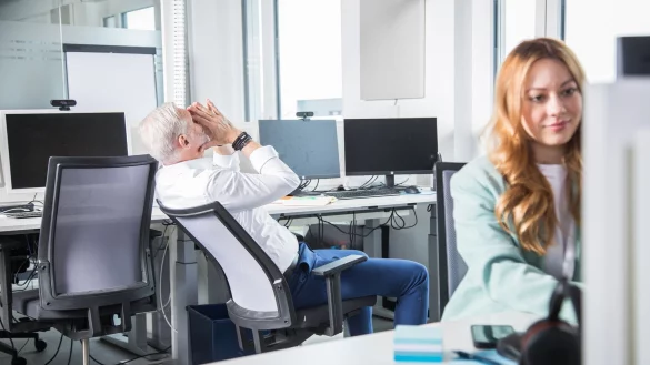 Zu viel zu tun und der Burn-out steht kurz bevor? Dann sollten F&uuml;hrungskr&auml;fte das Gespr&auml;ch mit Betroffenen suchen, Zuwendung geben und gezielte Entlastung anbieten. - &copy; Christin Klose/dpa-tmn/dpa