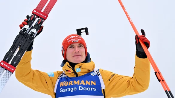 Biathlet Benedikt Doll feiert seinen Sprint-Sieg in Oberhof. - &copy; Martin Schutt/dpa
