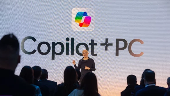 Microsoft-Chef Satya Nadella stellt die Vision für eine PC-Architektur vor, die auf den Einsatz Künstlicher Intelligenz ausgerichtet sein soll. - © Andrej Sokolow/dpa