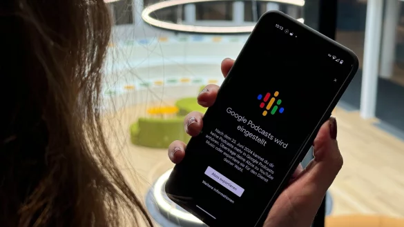 Nutzerinnen und Nutzer haben zwei M&ouml;glichkeiten, ihre Abonnements von Google Podcasts zu sichern und auf andere Plattformen zu &uuml;bertragen: zu Youtube Music oder der Export in anderen Podcast-Apps. - &copy; Till Simon Nagel/dpa-tmn