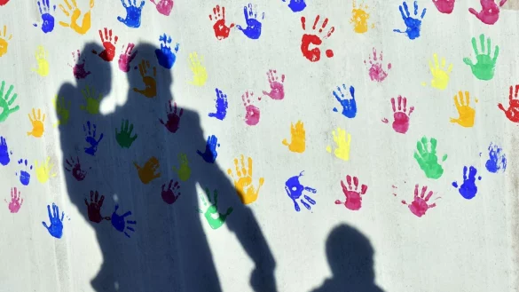 Die Kindergrundsicherung steht im Koalitionsvertrag - das Vorhaben kommt aber nicht voran. (Symbolbild) - &copy; Peter Kneffel/dpa