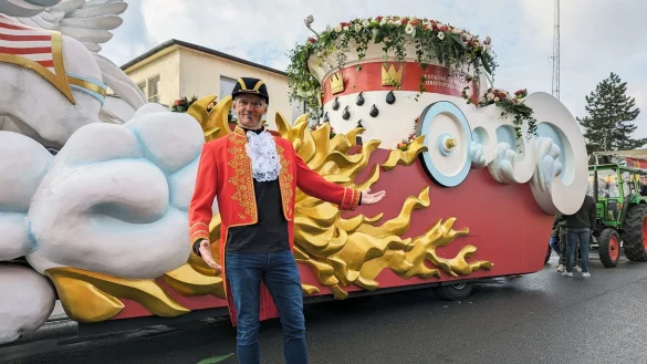 Thorsten Schr&ouml;der, "Tagesschau"-Sprecher, steht vor dem Wagen des Pr&auml;sidenten des Festkomitees K&ouml;lner Karneval, auf dem er mitfahren wird. - &copy; Jonas-Erik Schmidt/dpa-Zentralbild/dpa