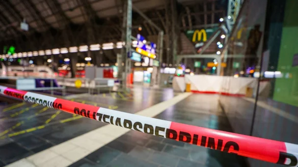 Der Hauptbahnhof war für Züge und Passagiere wegen des Polizeieinsatzes am Dienstagabend für etwa 25 Minuten gesperrt. - © Andreas Arnold/dpa