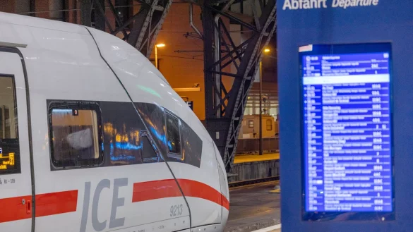 Ab Mitte Oktober k&ouml;nnen Bahnreisende ihre Tickets ein Jahr im Voraus buchen. (Archivbild) - &copy; Thomas Banneyer/dpa
