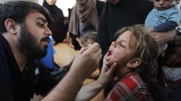 Neben Impfstationen gibt es mobile Teams, die zu Familien nach Hause gehen. - &copy; Abed Rahim Khatib/dpa