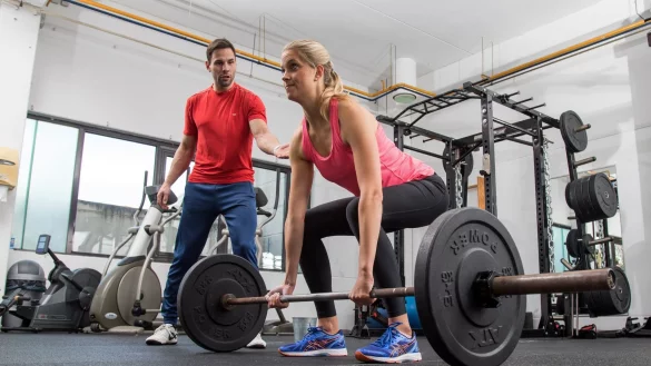 Bis hin zum Muskelversagen? Wer gerade erst mit Kraftsport anf&auml;ngt, sollte nicht sofort an die Grenzen gehen. - &copy; Christin Klose/dpa-tmn
