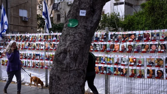 An einem Zaun in einem Vorort von Tel Aviv sind Fotos von Israelis angebracht sind, die im Gazastreifen von der islamistischen Hamas als Geiseln festgehalten werden. - &copy; Oded Balilty/AP/dpa