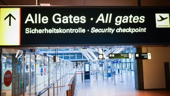 Nach mehreren Warnstreiks an deutschen Flugh&auml;fen soll heute eine Schlichtung f&uuml;r die privaten Luftsicherheitskr&auml;fte mit Hans-Henning L&uuml;hr (SPD) beginnen. - &copy; Christian Charisius/dpa