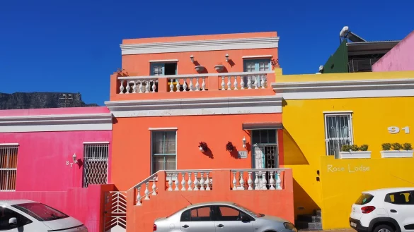 Bunte H&auml;user: Sie sind das Markenzeichen im Malaienviertel Bo-Kaap in Kapstadt. - &copy; Andreas Drouve/dpa-tmn/dpa