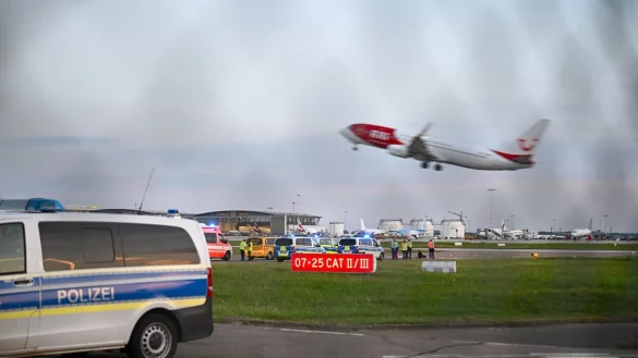 Die Klimaaktivisten sind in Stuttgart bis zum Rollfeld vorgedrungen. - &copy; Marius Bulling/dpa