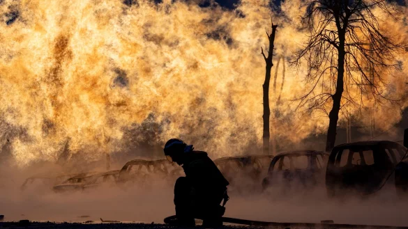 Kiew war in der Nacht und am Morgen besonders betroffen von russischen Luftangriffen. In acht der zehn Stadtbezirke kam es zu Schäden und Bränden. - © Evgeniy Maloletka/AP/dpa