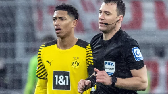 Felix Zwayer (r) peifft erstmals seit &uuml;ber zweieinhalb Jahren wieder ein BVB-Spiel. - &copy; Bernd Thissen/dpa