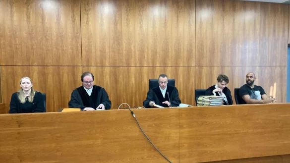 Die 1. Gro&szlig;e Jugendkammer des Landgerichts Kassel vor Beginn der Verhandlung im Fall der get&ouml;teten 14-J&auml;hrigen aus Bad Emstal. - &copy; Nicole Schippers/dpa