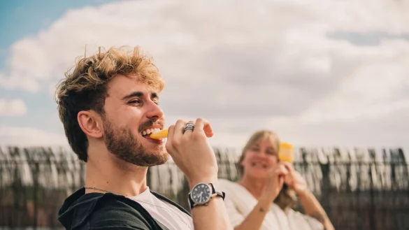 So soll es sein: Eis unbeschwert genie&szlig;en - doch laut &Ouml;kotest schneiden viele der getesteten Frucht- und Wassereissorten eher unbefriedigend ab. - &copy; Zacharie Scheurer/dpa-tmn