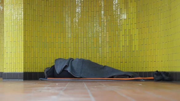 Ein Obdachloser liegt in seinem Schlafsack in einer U-Bahnstation in der Hamburger Innenstadt. 17,7 Millionen Menschen waren 2023 in Deutschland von Armut oder Ausgrenzung bedroht. - &copy; Marcus Brandt/dpa