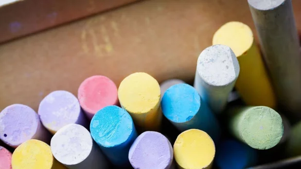 Mit Modellbaugips und Lebensmittelfarbe l&auml;sst sich Stra&szlig;enmalkreide ganz einfach selbst herstellen. - &copy; VZ NRW/Adpic/dpa-tmn