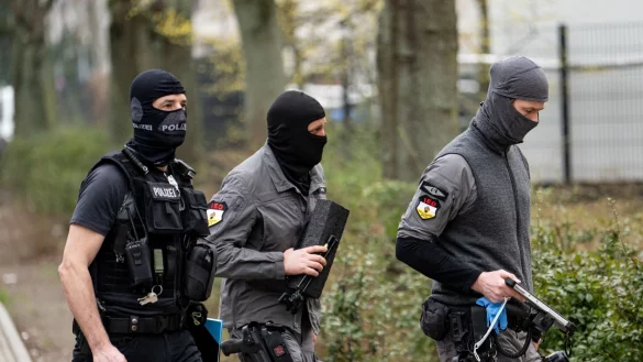 Sogenannte Entschärfer der Berliner Polizei gehen zur Wohnung der ehemaligen RAF-Terroristin Daniela Klette. - © Fabian Sommer/dpa