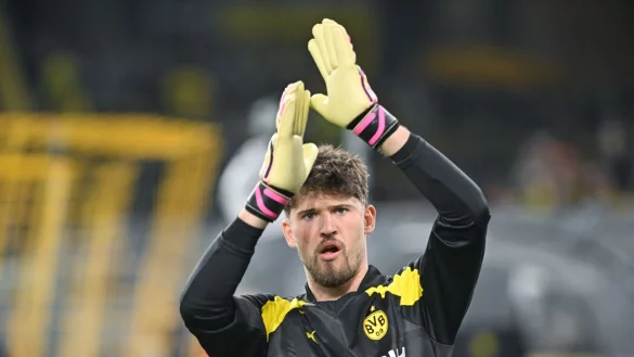 Torh&uuml;ter Gregor Kobel von Dortmund begr&uuml;&szlig;t die Fans vor Spielbeginn. - &copy; Bernd Thissen/dpa