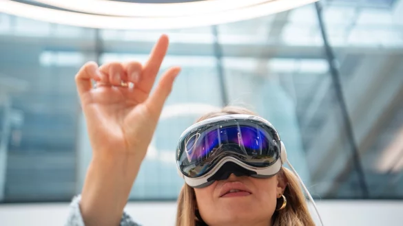 Das ist die wichtigste Geste bei der Nutzung der Vision Pro: Daumen und Zeigefinger zusammenbringen. Das hat den Effekt eines Mausklicks. - &copy; Zacharie Scheurer/dpa-tmn