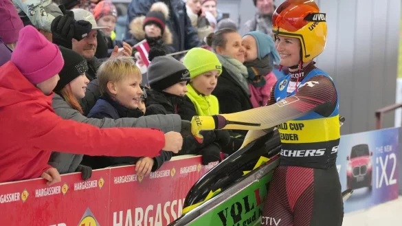 Freut sich im Ziel: Gesamtweltcupsiegerin Julia Taubitz. - &copy; Roman Koksarov/AP