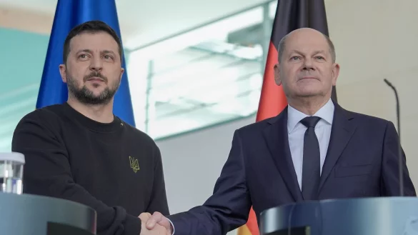 Bundeskanzler Olaf Scholz (rechts, SPD) ist f&uuml;r mehr diplomatische Bem&uuml;hungen zur Beendigung des Ukraine-Kriegs und betonte sein gutes Verh&auml;ltnis zum ukrainischen Pr&auml;sidenten Wolodymyr Selenskyj. - &copy; Michael Kappeler/dpa