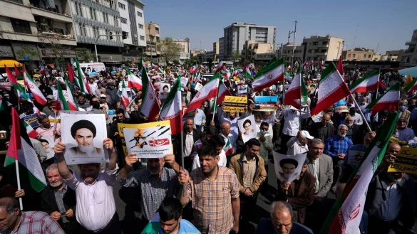 Iranische Gl&auml;ubige nehmen an einer anti-israelischen Versammlung in Teheran teil. - &copy; Vahid Salemi/AP