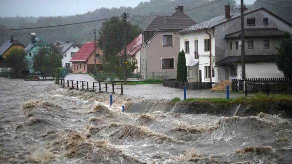 Der Fluss in der tschechischen Gemeinde B&igrave;l&aacute; ist zu einem rei&szlig;enden Strom angeschwollen. - &copy; Petr David Josek/AP