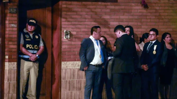 Polizisten und Staatsanw&auml;lte vor dem Haus der peruanischen Pr&auml;sidentin Boluarte w&auml;hrend einer Hausdurchsuchung, bei der Rolex-Uhren wegen mutma&szlig;licher illegaler Bereicherung beschlagnahmt werden. - &copy; Martin Mejia/AP/dpa