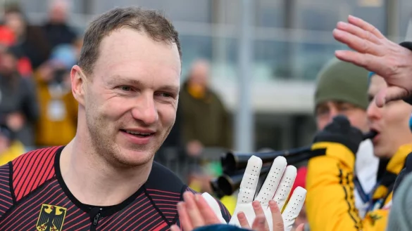 Francesco Friedrich aus Deutschland jubelt im Ziel. - &copy; Robert Michael/dpa