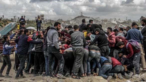 Menschen dr&auml;ngen sich um Pakete mit humanit&auml;rer Hilfe, die &uuml;ber dem n&ouml;rdlichen Gazastreifen abgeworfen wurden. Israel hat &laquo;sofortige Schritte&raquo; zur Erh&ouml;hung humanit&auml;rer Hilfe f&uuml;r die Zivilbev&ouml;lkerung beschlossen. - &copy; Mahmoud Issa/dpa