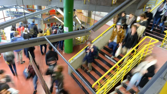 Studierende als potenzielle Kundengruppe: Werden auf dem Campus Vertr&auml;ge f&uuml;r Geldanlagen oder Versicherungen angeboten, sollte man skeptisch sein. - &copy; Felix K&auml;stle/dpa-tmn/dpa