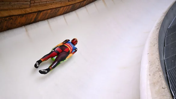 Kam beim Weltcup in Oberhof als Zweiter auf das Podest: Max Langenhan. - &copy; Martin Schutt/dpa