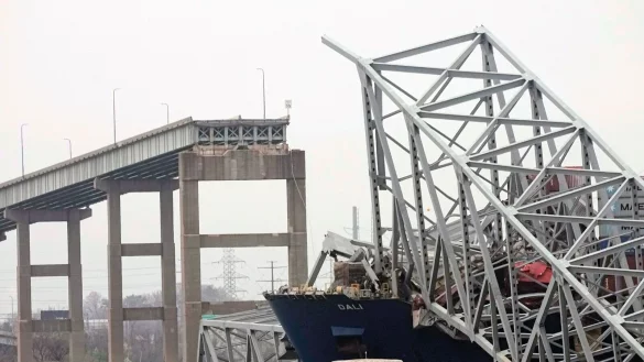 Das Containerschiff steckt unter einem Teil der Francis Scott Key Bridge fest. - &copy; Steve Helber/AP/dpa