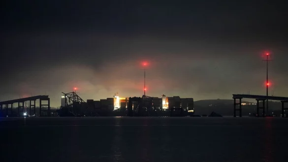 Einsatzkr&auml;fte konzentrierten sich in den Stunden nach dem Ungl&uuml;ck zun&auml;chst auf die Suche nach &Uuml;berlebenden. - &copy; Matt Rourke/AP