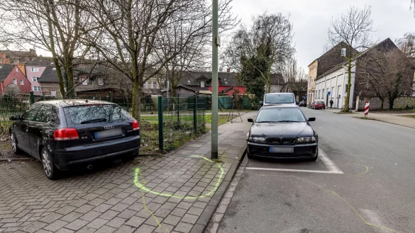 Nur noch die gelben Markierungen der Polizei erinnern an den Messerangriff auf zwei Kinder in Duisburg. - &copy; Christoph Reichwein/dpa