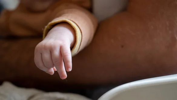 Ein Vater tr&auml;gt seine Tochter auf dem Arm. - &copy; Sebastian Gollnow/Deutsche Presse-Agentur GmbH/dpa