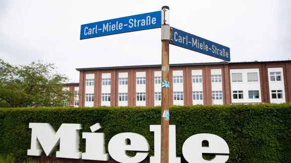 Ein Stra&szlig;enschild &laquo;Carl-Miele-Stra&szlig;e&raquo; ist vor dem Firmengel&auml;nde der Miele & Cie. KG zu sehen. - &copy; Friso Gentsch/dpa