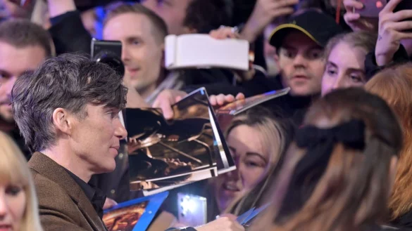 Hei&szlig; begehrt: Cillian Murphy gibt am Er&ouml;ffnungsabend der Berlinale Autogramme. - &copy; Hannes P Albert/dpa