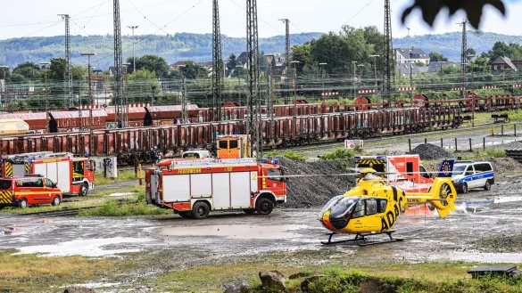 Ein Rettungshubschrauber brachte ein schwer verletztes M&auml;dchen in eine Klinik. Sie war auf einen Waggon geklettert und hatte an die Oberleitung gefasst. - &copy; Alex Talash/dpa