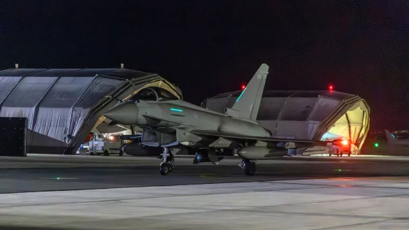 Ein RAF Typhoon-Flugzeug kehrt nach einem Angriff auf Ziele im Jemen zum St&uuml;tzpunkt Royal Air Force Akrotiri auf Zypern zur&uuml;ck. - &copy; Sgt Lee Goddard/UK Ministry of Defence/AP/dpa