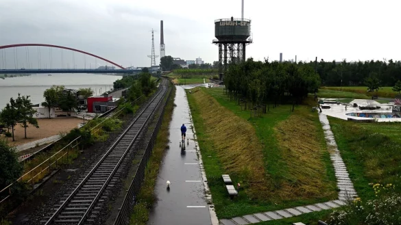 Jahrelang war das Rheinufer in Duisburg von der Industrie blockiert - jetzt sollen dort Freir&auml;ume mit einer Skater-Anlage und neuen Spielpl&auml;tzen entstehen. - &copy; Federico Gambarini/dpa