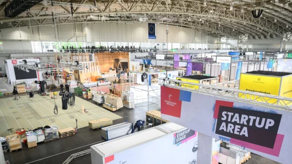 Aufbau der Messest&auml;nde in Hannover. - &copy; Julian Stratenschulte/dpa