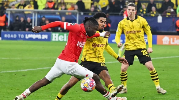 Johan Bakayoko von Eindhoven (l) und Ian Maatsen von Dortmund in Aktion. - &copy; Bernd Thissen/dpa