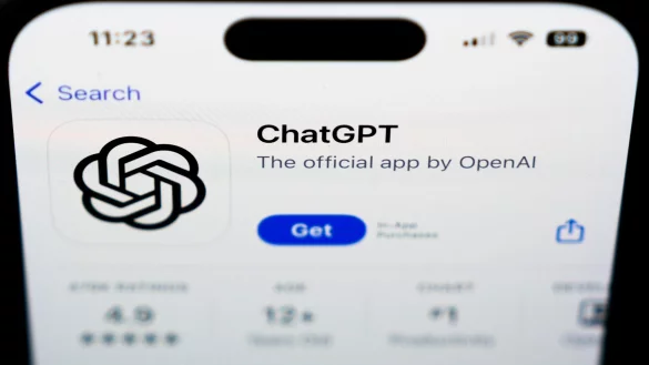 ChatGPT-App auf einem Smartphone. Die Software kann jetzt mit den Benutzern sprachlich interagieren. - &copy; Matt Rourke/AP/dpa